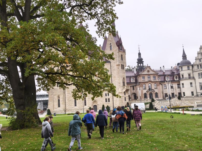 Wycieczka uczniów klas 4 i 6 do Zamku w Mosznej